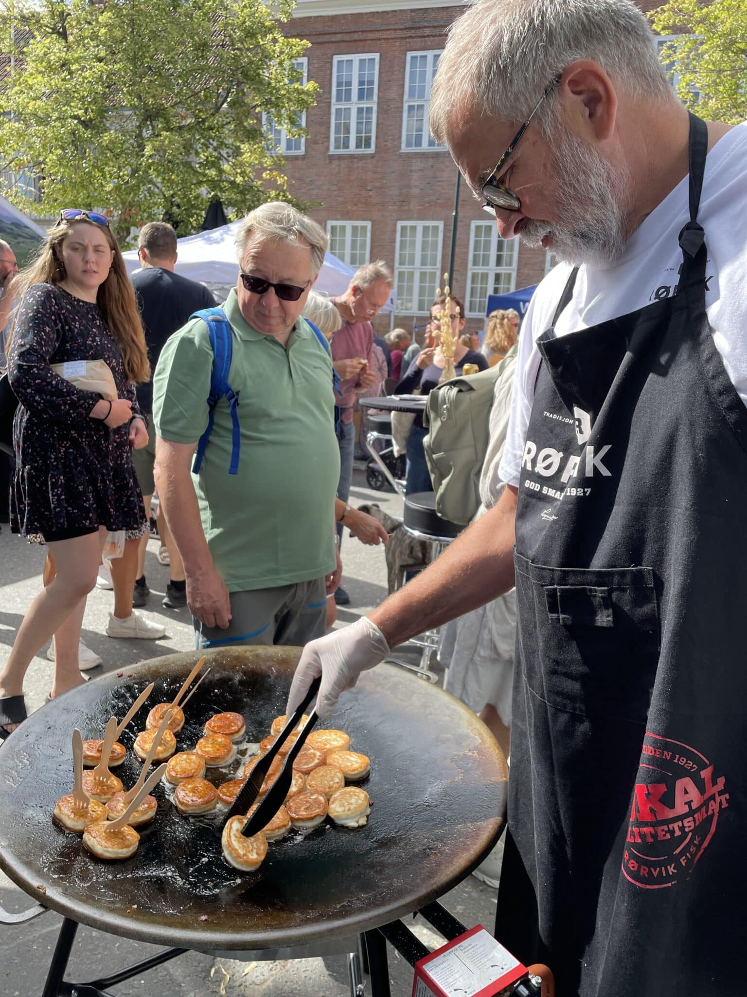 Man cooking fish cakes at the Trondheim food and beer festival.