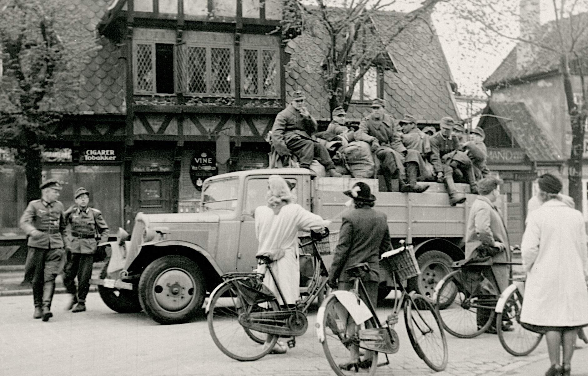 Women on bikes and Nazi soldiers. Photo courtesy of the Museum of Danish Resistance.