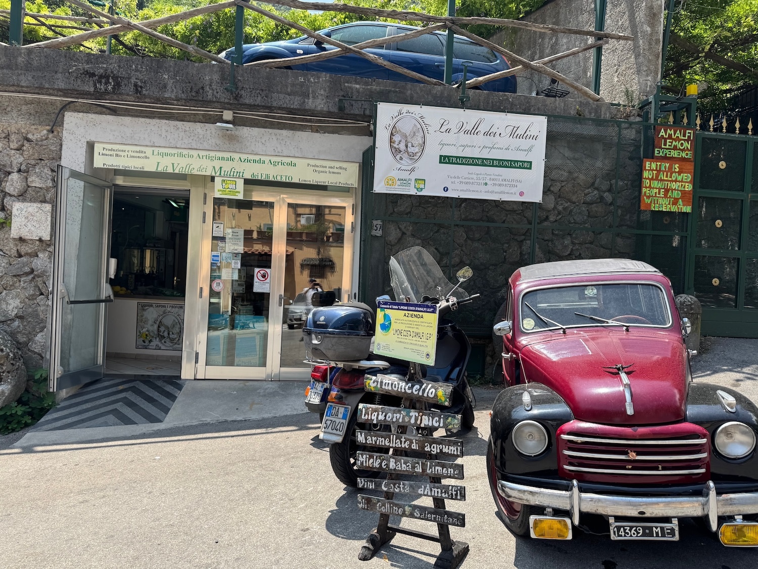 Exterior of grove offering the Amalfi Lemon Experience. Photo by ConsumerMojo.com