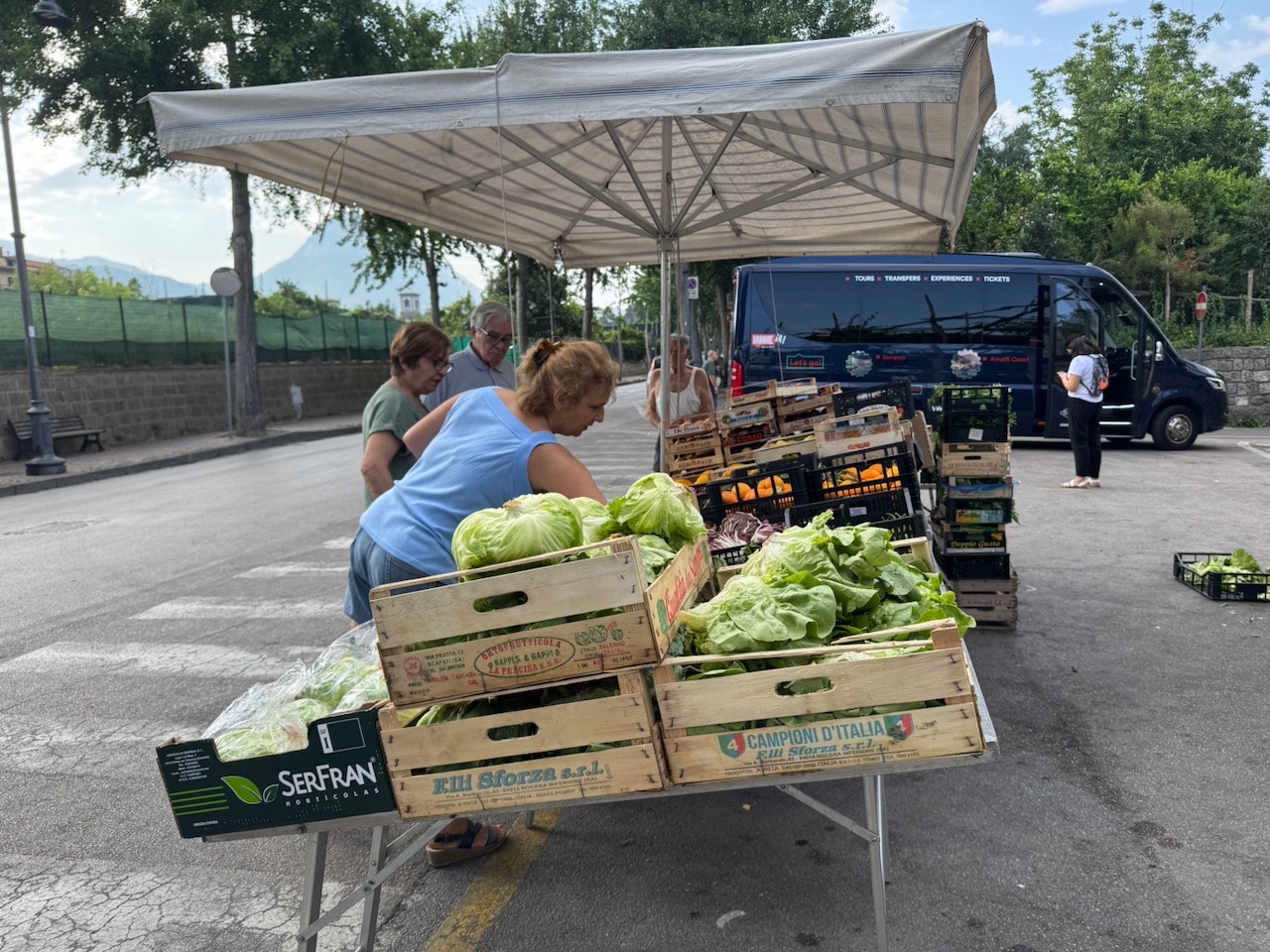 Viola and customers at fruit stand in Piano di Sorrento. Photo by ConsumerMojo.com