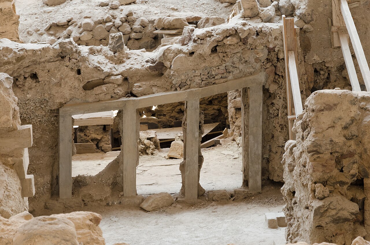 Archeological dig at
Akrotiri, Santorini photo by Norbert Nagel.