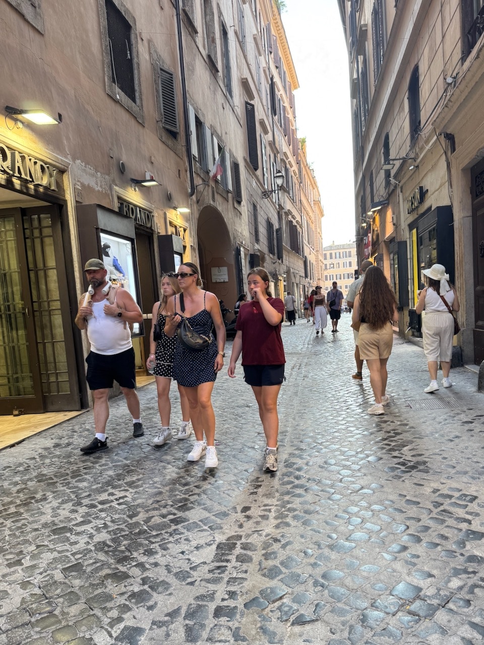 Heat kept most shoppers away from the usually busy via Giubbonari. Photo by ConsumerMojo.com